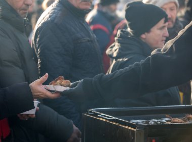 Krakov, Polonya - 16 Aralık 2018: Noel arifesi yoksul ve Cracow ana meydanında evsizlere için. Her yıl grup Kosciuszko Cracow açık havada büyük eve hazırlar. Polonya