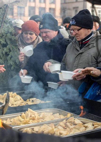 Krakov, Polonya - 16 Aralık 2018: Noel arifesi yoksul ve Cracow ana meydanında evsizlere için. Her yıl grup Kosciuszko Cracow açık havada büyük eve hazırlar. Polonya