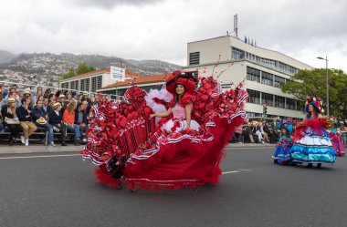Funchal; Madeira; Portekiz - 22 Nisan; 2018: bir grup kadın renkli kostümleri dans Madeira çiçek Festivali geçit töreninde Funchal, Madeira Adası üzerinde. Portekiz.