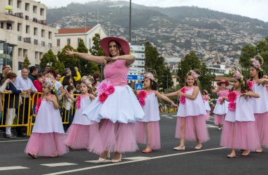 Funchal; Madeira; Portekiz - 22 Nisan; 2018: bir grup insan renkli kostümleri dans Madeira çiçek Festivali geçit töreninde Funchal, Madeira Adası üzerinde. Portekiz.