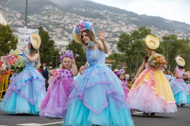 Funchal; Madeira; Portekiz - 22 Nisan; 2018: bir grup insan renkli kostümleri dans Madeira çiçek Festivali geçit töreninde Funchal, Madeira Adası üzerinde. Portekiz.