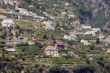 Amalfi 'nin kayalık sahillerinde özel villalar ve daireler. Campania 'da. İtalya