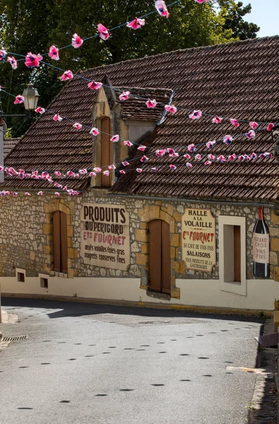シプリアン フランス 2018 夏サン シプリアン フランスの Felibree のカラフルな通りの装飾 Felibree ドルドーニュ県の町村で毎年行われる伝統的なオック語祭りです — ストック写真