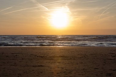 Deniz turuncu gökyüzü karşı doğal görünümü