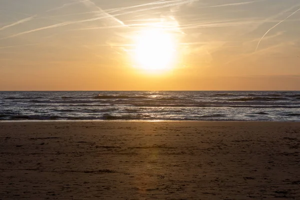 Deniz turuncu gökyüzü karşı doğal görünümü
