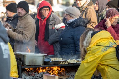 Krakov, Polonya - 16 Aralık 2018: Noel arifesi yoksul ve Cracow ana meydanında evsizlere için. Her yıl grup Kosciuszko Cracow açık havada büyük eve hazırlar. Polonya