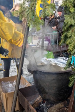Krakov, Polonya - 16 Aralık 2018: Noel arifesi yoksul ve Cracow ana meydanında evsizlere için. Her yıl grup Kosciuszko Cracow açık havada büyük eve hazırlar. Polonya