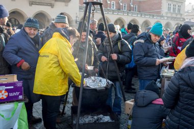 Krakov, Polonya - 16 Aralık 2018: Noel arifesi yoksul ve Cracow ana meydanında evsizlere için. Her yıl grup Kosciuszko Cracow açık havada büyük eve hazırlar. Polonya
