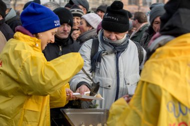 Krakov, Polonya - 16 Aralık 2018: Noel arifesi yoksul ve Cracow ana meydanında evsizlere için. Her yıl grup Kosciuszko Cracow açık havada büyük eve hazırlar. Polonya