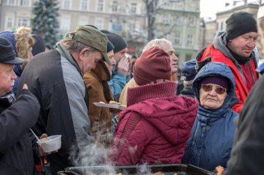 Krakov, Polonya - 16 Aralık 2018: Noel arifesi yoksul ve Cracow ana meydanında evsizlere için. Her yıl grup Kosciuszko Cracow açık havada büyük eve hazırlar. Polonya