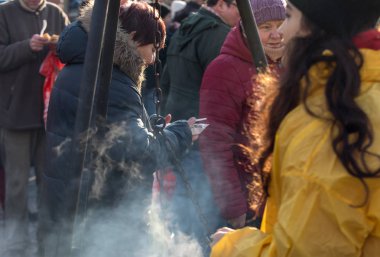 Krakov, Polonya - 16 Aralık 2018: Noel arifesi yoksul ve Cracow ana meydanında evsizlere için. Her yıl grup Kosciuszko Cracow açık havada büyük eve hazırlar. Polonya