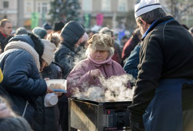 Krakov, Polonya - 16 Aralık 2018: Noel arifesi yoksul ve Cracow ana meydanında evsizlere için. Her yıl grup Kosciuszko Cracow açık havada büyük eve hazırlar. Polonya