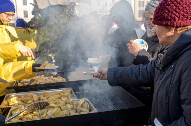 Krakov, Polonya - 16 Aralık 2018: Noel arifesi yoksul ve Cracow ana meydanında evsizlere için. Her yıl grup Kosciuszko Cracow açık havada büyük eve hazırlar. Polonya