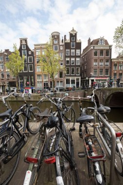 Amsterdam, Hollanda - 20 Nisan 2017: Canal sahne bir bisiklet ile ve geleneksel Hollanda Red Light District içinde ev sahipliği yapmaktadır. Amsterdam. Hollanda