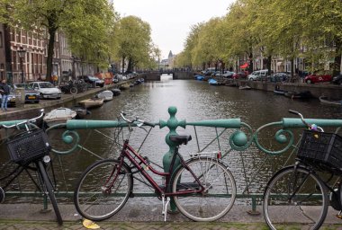 Amsterdam, Hollanda - 20 Nisan 2017: Canal sahne bir bisiklet, tekne ve Red Light District geleneksel Hollanda evleri ile. Amsterdam. Hollanda