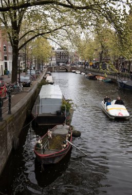 Amsterdam, Hollanda - 20 Nisan 2017: Geleneksel tarihi Hollanda gable evleri yanında kanal Amsterdam Hollanda
