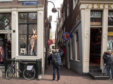 Amsterdam, Hollanda - 20 Nisan 2017: Seks mağazalar red light district Amsterdam, Hollanda