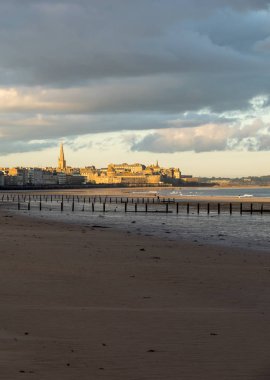 Plage du Sillon 'daki sabah ışığı ve duvarlarla çevrili şehir. Saint Malo, Fransa, Ille et Vilaine, Emerald Sahili