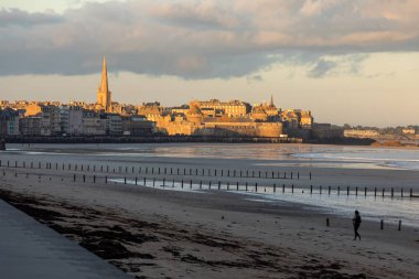 Plage du Sillon 'daki sabah ışığı ve duvarlarla çevrili şehir. Saint Malo, Fransa, Ille et Vilaine, Emerald Sahili