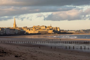 Plage du Sillon 'daki sabah ışığı ve duvarlarla çevrili şehir. Saint Malo, Fransa, Ille et Vilaine, Emerald Sahili