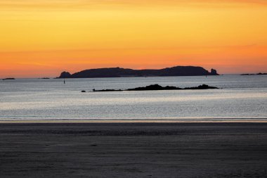 Saint Malo, Brittany, Fransa sahilinden gün batımı manzarası