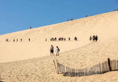 Pilat Kum tepesi, Fransa - 10 Eylül 2018: Avrupa 'nın en uzun kum tepesi olan Pilat Kum tepesinde yürüyen insanlar. La Teste-de-Buch, Arcachon Körfezi, Aquitaine, Fransa 
