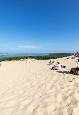 Pilat Kumulu, Fransa - 10 Eylül 2018: Avrupa 'nın en uzun kum tepesi olan Pilat Kumulundaki İnsanlar. La Teste-de-Buch, Arcachon Körfezi, Aquitaine, Fransa 