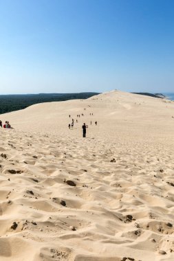 Pilat Kumulu, Fransa - 10 Eylül 2018: Avrupa 'nın en uzun kum tepesi olan Pilat Kumulundaki İnsanlar. La Teste-de-Buch, Arcachon Körfezi, Aquitaine, Fransa 