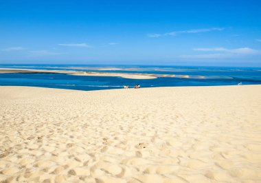 Avrupa 'nın en uzun kum tepeciği olan Pilat Kumulundan bir görüntü. La Teste-de-Buch, Arcachon Körfezi, Aquitaine, Fransa 