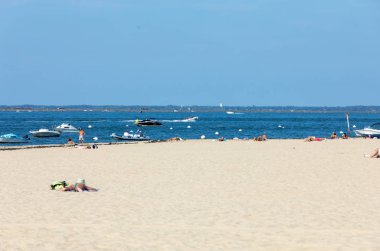 Arcachon, Fransa - 10 Eylül 2018: İnsanlar güneşli bir gün Arcachon, Fransa için kum plajındaki tadını çıkarıyor