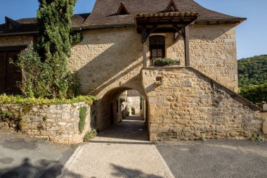 Dordogne Vadisi, Perigord Noir, Fransa 'daki Castelnaud-la-chapelle kalesi civarındaki köy.