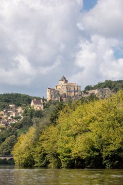 Castelnaud Şatosu, Castelnaud-la-Chapelle 'deki ortaçağ kalesi, Dordogne, Aquitaine, Fransa