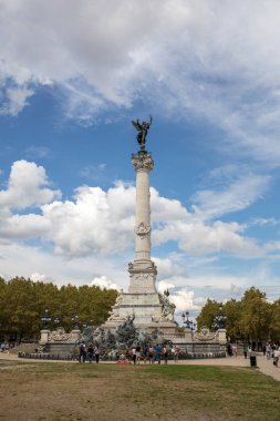 Bordeaux, Fransa - 9 Eylül 2018: Esplanade des Quinconces, Bordeaux 'daki Girondins Anıtı. Fransa