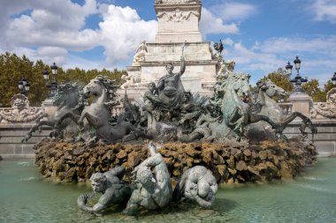  Esplanade des Quinconces, Bordeaux 'daki Girondins Anıtı' nın çeşmesi. Fransa