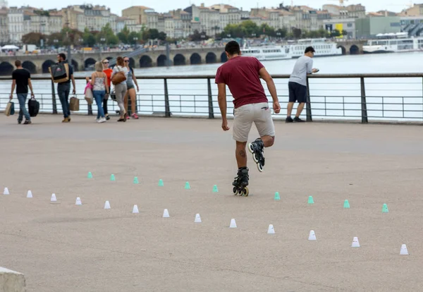 Bordéus França Setembro 2018 Patinador Patins Realiza Acrobacias Quai Lousi — Fotografia de Stock