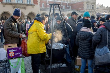 Krakov, Polonya - 16 Aralık 2018: Noel arifesi yoksul ve Cracow ana meydanında evsizlere için. Her yıl grup Kosciuszko Cracow açık havada büyük eve hazırlar. Polonya