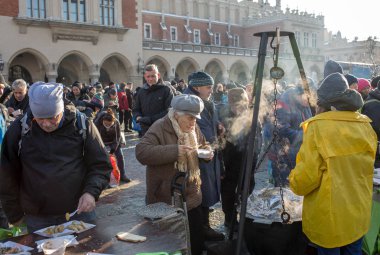 Krakov, Polonya - 16 Aralık 2018: Noel arifesi yoksul ve Cracow ana meydanında evsizlere için. Her yıl grup Kosciuszko Cracow açık havada büyük eve hazırlar. Polonya