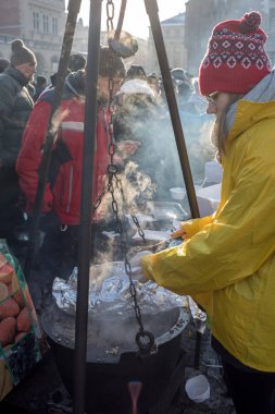 Krakov, Polonya - 16 Aralık 2018: Noel arifesi yoksul ve Cracow ana meydanında evsizlere için. Her yıl grup Kosciuszko Cracow açık havada büyük eve hazırlar. Polonya