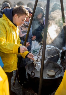 Krakov, Polonya - 16 Aralık 2018: Noel arifesi yoksul ve Cracow ana meydanında evsizlere için. Her yıl grup Kosciuszko Cracow açık havada büyük eve hazırlar. Polonya