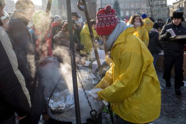 Krakov, Polonya - 16 Aralık 2018: Noel arifesi yoksul ve Cracow ana meydanında evsizlere için. Her yıl grup Kosciuszko Cracow açık havada büyük eve hazırlar. Polonya