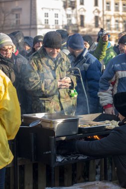 Krakov, Polonya - 16 Aralık 2018: Noel arifesi yoksul ve Cracow ana meydanında evsizlere için. Her yıl grup Kosciuszko Cracow açık havada büyük eve hazırlar. Polonya