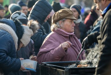 Krakov, Polonya - 16 Aralık 2018: Noel arifesi yoksul ve Cracow ana meydanında evsizlere için. Her yıl grup Kosciuszko Cracow açık havada büyük eve hazırlar. Polonya