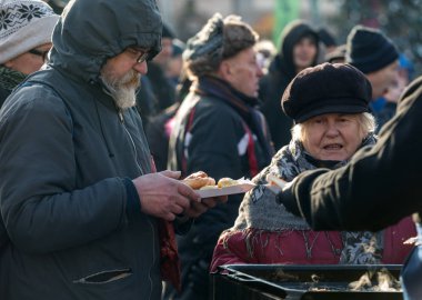 Krakov, Polonya - 16 Aralık 2018: Noel arifesi yoksul ve Cracow ana meydanında evsizlere için. Her yıl grup Kosciuszko Cracow açık havada büyük eve hazırlar. Polonya