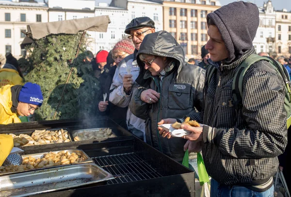 Cracow Poland December 2018 Christmas Eve Poor Homeless Main Square — Stock Photo, Image