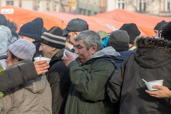 Krakkó Lengyelország December 2018 Karácsony Estéjén Szegények Hajléktalanok Téren Krakkóban — Stock Fotó