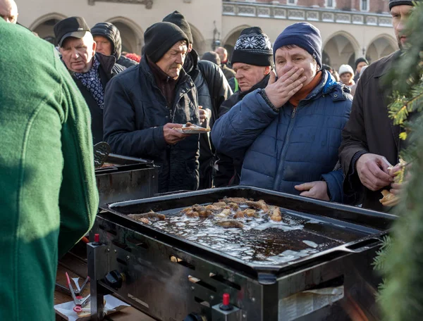 카우의 광장에 노숙자와 가난한에 폴란드 2018 크리스마스 Kosciuszko 최고의 카우에서 — 스톡 사진