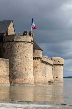 Le Mont-Saint-Michel, Fransa - 13 Eylül 2018: Le Mont Saint-Michel, Fransa 'nın gel-git döneminde Fransa' nın Normandiya şehrinde bir gelgit adasında ortaçağ manastırı ve köyü.