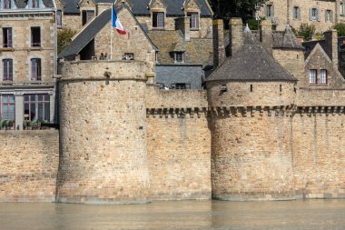 Le Mont-Saint-Michel, Fransa - 13 Eylül 2018: Le Mont Saint-Michel, Fransa 'nın gel-git döneminde Fransa' nın Normandiya şehrinde bir gelgit adasında ortaçağ manastırı ve köyü.