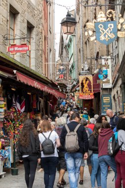 Le Mont-Saint-Michel, Fransa - 13 Eylül 2018: Mont Saint Michele 'in ana caddesindeki Grand Rue' de bir turist kalabalığı. Normandiya, Fransa