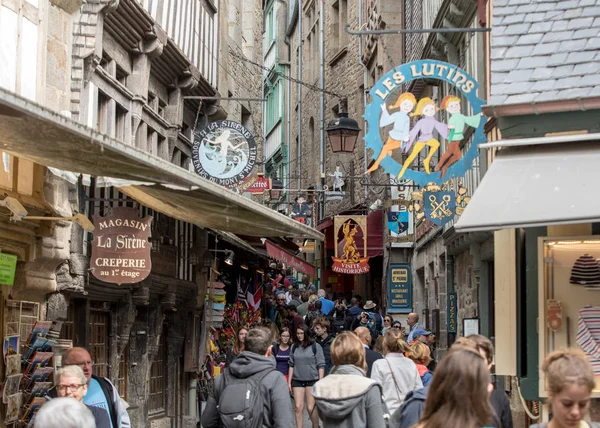 Mont Saint Michel Francia Septiembre 2018 Una Multitud Turistas Grand —  Fotos de Stock